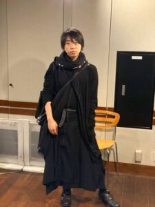 【画像】落合陽一って格好良くないのに何でFFみたいな服着てるの？ｗｗｗ