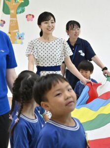 【画像】佳子さま(30)前屈みお●ぱいを披露wwwwwwwwwwww