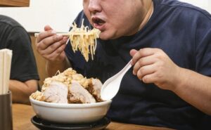 客「ラーメンうめぇ(ｽﾞﾙｽﾞﾙ…)」二郎店員「……20分経過、突然オラァ！」