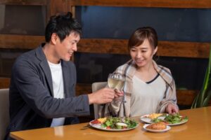 【悲報】40おぢ「女性に奢るのは「膣の使用料」」