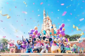 今ディズニーなんだけど人妻の谷間見えすぎてやばい