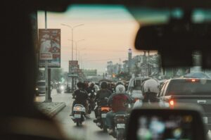 【画像】軽自動車乗りさん、普通車でも出来ない事をやってのける