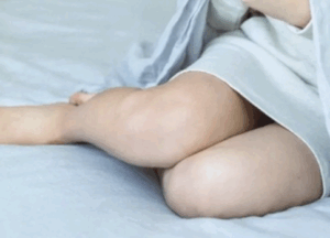 男、この座り方が出来ない下級生物だったwwwwwwww