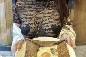 日本人女性、乳輪がギリ見えない服wwwwwwwww