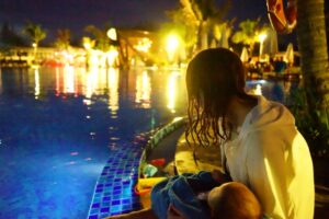 ナイトプールでもの凄いエッチな行為をする男女、撮られる