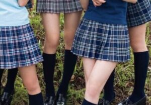 女子高生7人組、エ■すぎる水着を無理やり着せられてしまうwww