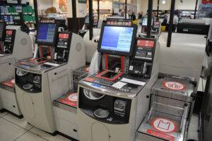 無職「セルフレジに24万円詰まった、返して」 コンビニ店員「ええ・・・」