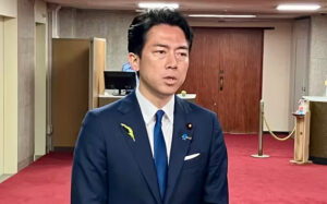 【画像】小泉進次郎、頭頂部がやばい