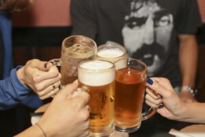初めて合コンに行った陰キャ童貞ワイ、女から取り合いが起こるほどモテモテになる
