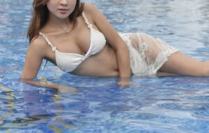 【絶望】ナイトプールに着いて3分で逆ナン、1日で計8組の女に声を掛けられるイケメンｗｗｗｗｗｗｗｗｗｗ