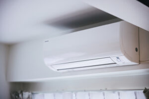 【画像】エアコンの風向きを水平にしてないやつ、クソアホだった