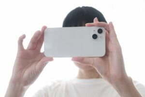 【動画】人気YouTuber、化石レベルのiPhoneで撮影していることが判明