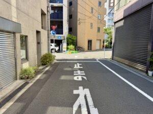 【画像】自動車「優先だけど止まったろ」漫画家「一時停止したら車が譲ってくれたわラッキー」→