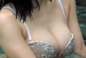 【画像】AI『乳首丸出しの女子かぁ….こんなもんやろ』→ｼｭﾂﾘｮｸ-