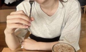 女性YouTuberさん、裸エプロンで料理を作るも『横乳』がはみ出てBANへ