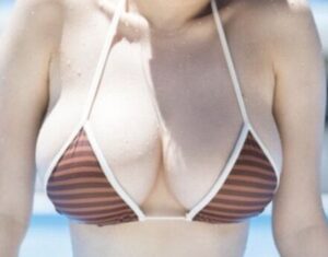 【動画】カルバンクライン女子、路上でEカップ谷間がwwwwww