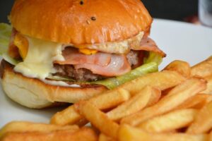 【画像】このクラスのハンバーガーが食べ放題という大盤振る舞いｗｗｗｗｗｗｗｗ