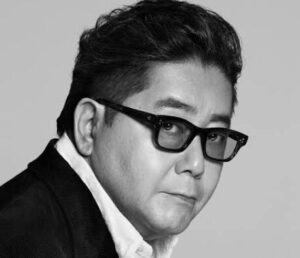 最新の秋元康さん(66)、AV監督になってて草wwwwwww