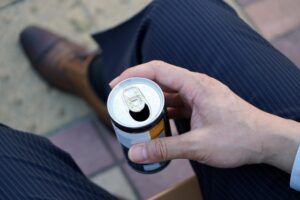 ワイ「お疲れ(缶コーヒーﾋﾟﾄｯ)ちょっと頑張りすぎじゃないか？(頭ﾎﾟﾝﾎﾟﾝ)」後輩女子「はは･･いや･･」