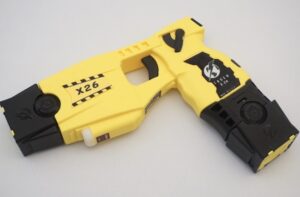 ちびっ子、目の前でママがテーザー銃で撃たれスタンディングオベーション
