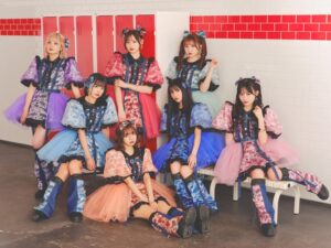 【画像】アイドルグループさん、年甲斐もなくJKの格好をさせられる