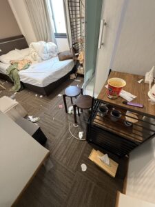 【画像】中国人観光客、民泊を利用して散らかしたままチェックアウトw