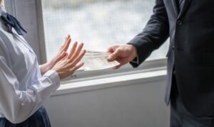 【悲報】おっさん俺、自分の年齢の半分もいかない女の子に惚れてしまう