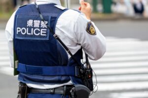 【画像】警察官、パトカーで乗りつけ制服で半額弁当を買う👮‍♂🚓
