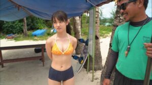 【画像】アイドルさん、水着姿を現地のおっさんにガン見されて露骨に嫌な顔をしてしまうw