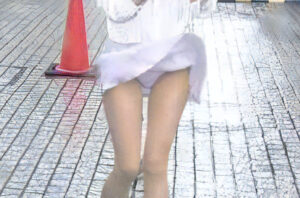 【画像】女子アナさん、暴風雨でエッチな三角形を開示してしまうｗｗｗｗｗ【他87枚】