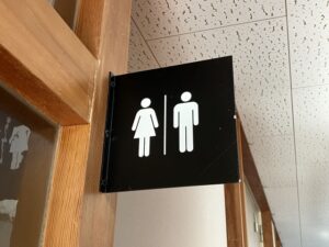 【悲報】高校の女子トイレの天井に小型カメラ仕掛けた結果ｗｗｗｗｗｗｗ