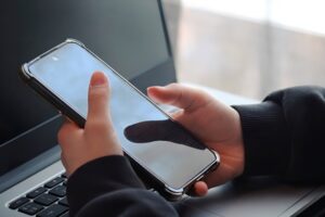 【画像】スマホのこの部分、ガチで進化を妨げていると判明ｗｗｗｗｗｗｗ