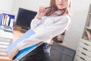 同僚「お前いつ童貞卒業すんねんｗ」ワイ「…同期の●●ちゃんとセフレやで」