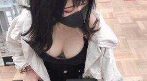 【画像】おっぱいがこぼれそうな服で買い物中の人妻、見つかるｗｗｗｗｗｗｗ【他113枚】
