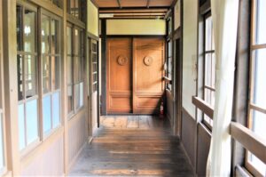 【画像】じいちゃん家を片付けてたら謎の古書を見つけたんやが・・・