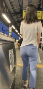 【画像あり】後ろ姿が100点の女、見つかってしまう 😍