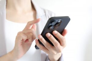 【画像】スマホ依存症の女さん、とんでもないお目々になってしまうｗｗｗｗｗｗ