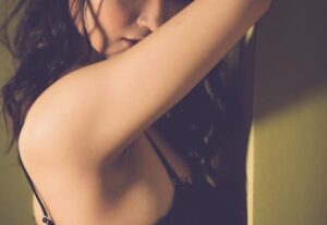 【画像】TBSの女子アナさん、極太ソーセージに卑猥な反応を見せてくれる