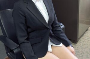 【悲報】露出狂の高校の女教師さん、見つかるｗｗｗｗｗ