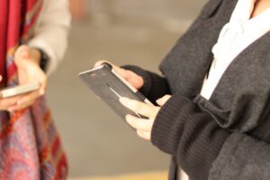 【悲報】ワイ教育係、女の新人に片っ端から連絡先交換してたことを告発される