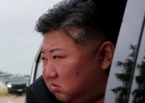 【画像】金正恩の運転手さん、痛恨のミスで打首確定か