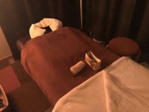 メンエスのオーナー俺、仕事中に隣の部屋から喘ぎ声