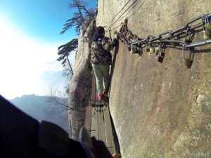 【画像】中国の登山がヤバすぎるwwwwww