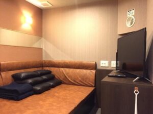 【悲報】快活CLUB通いワイ、爆サイでホモに狙われていた事が判明し二度と行けなくなる