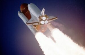 宇宙飛行士「宇宙船が攻撃を受けて酸素が足りない！今すぐ支援を頼む！」ババア隊員「了解！」