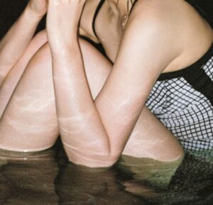 美女さん、巨乳すぎて普通のシャツを着た結果wwwwwwww