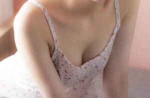 金髪ショートボブ女子、巨乳すぎて『こう』なるwwwwwwww