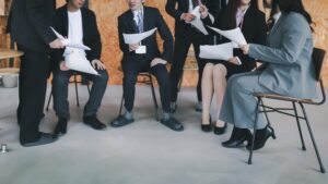 本社「現場の人間が仕事でストレス感じてるだと？…せや！」🤔