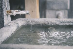 銭湯でシコってるガキおって草