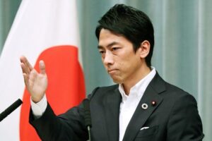【画像】小泉進次郎さん（44）、ひろゆき（48）との討論中にスマホをいじってしまう